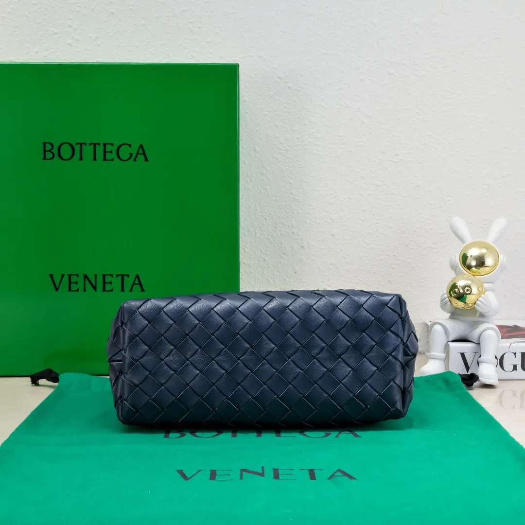 Batch 1960 BOTTEGA VENETA 2024 spring and summer new small ANDIAMO chain bag is also available! 🔥🔥I believe many friends have been waiting for a long time. The metallic chain adds a touch of sophistication to the original softness and elegance of Andiamo. The collision of classic craftsmanship and elegance creates a different kind of beauty. Style number: 6008 Size: 25*22*10.5cm